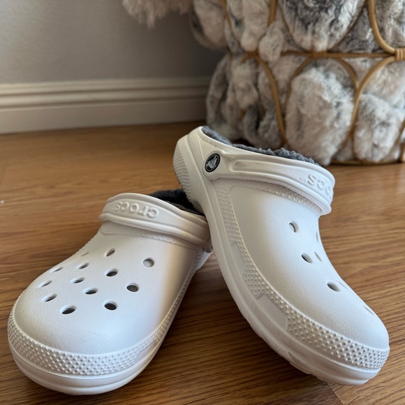 White Fuzzy-Lined Crocs | Men’s 6 / Women’s 8 | Classic Clog with Warm Lining - Picture 13 of 13